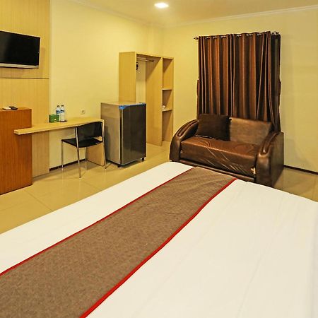 Super Oyo Townhouse Oak Hotel Fiducia سيربونغ المظهر الخارجي الصورة