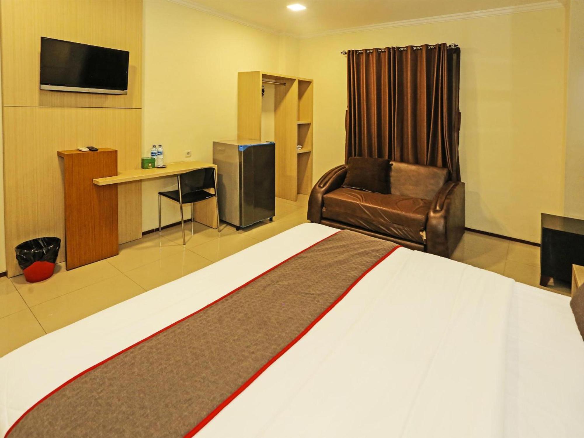 Super Oyo Townhouse Oak Hotel Fiducia سيربونغ المظهر الخارجي الصورة