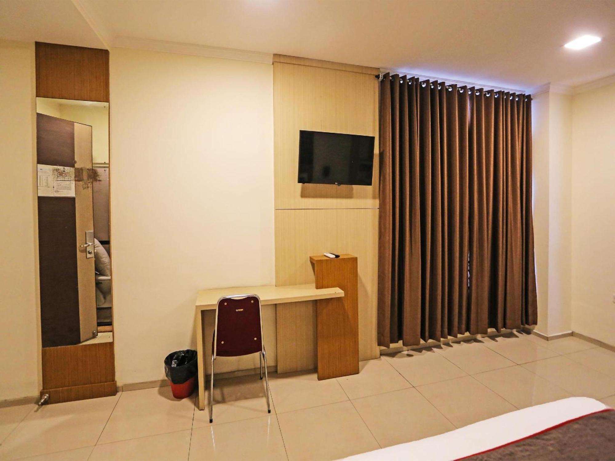 Super Oyo Townhouse Oak Hotel Fiducia سيربونغ المظهر الخارجي الصورة