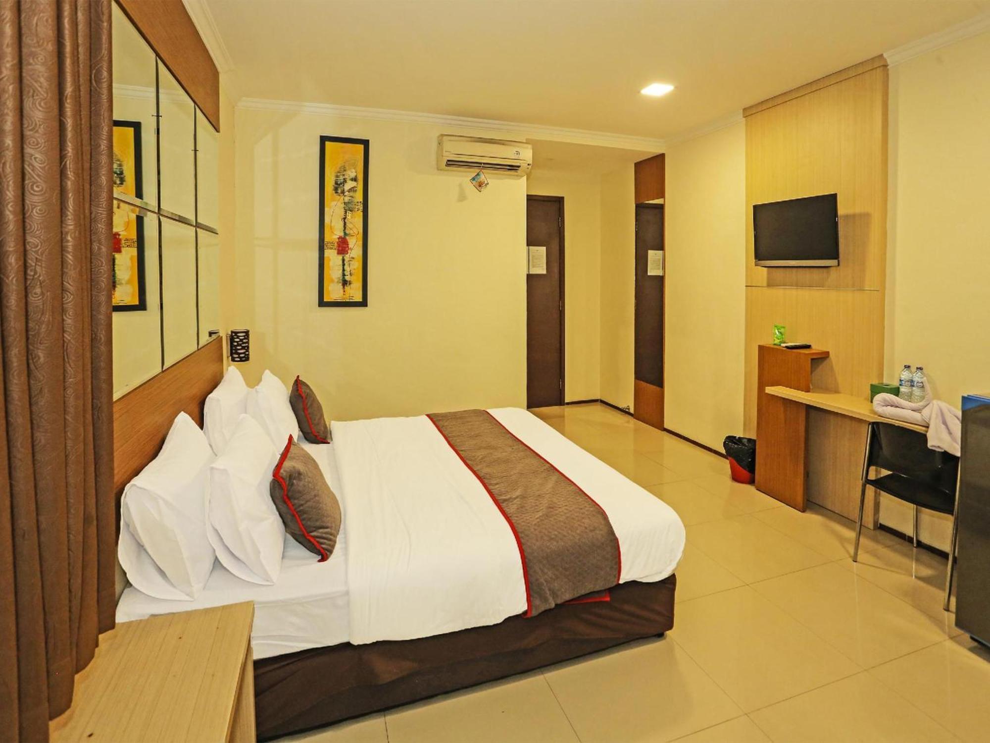 Super Oyo Townhouse Oak Hotel Fiducia سيربونغ المظهر الخارجي الصورة
