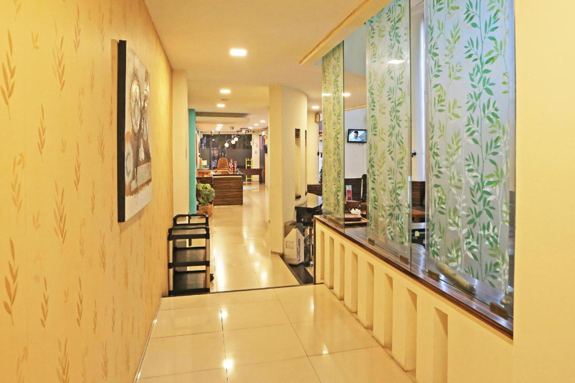 Super Oyo Townhouse Oak Hotel Fiducia سيربونغ المظهر الخارجي الصورة