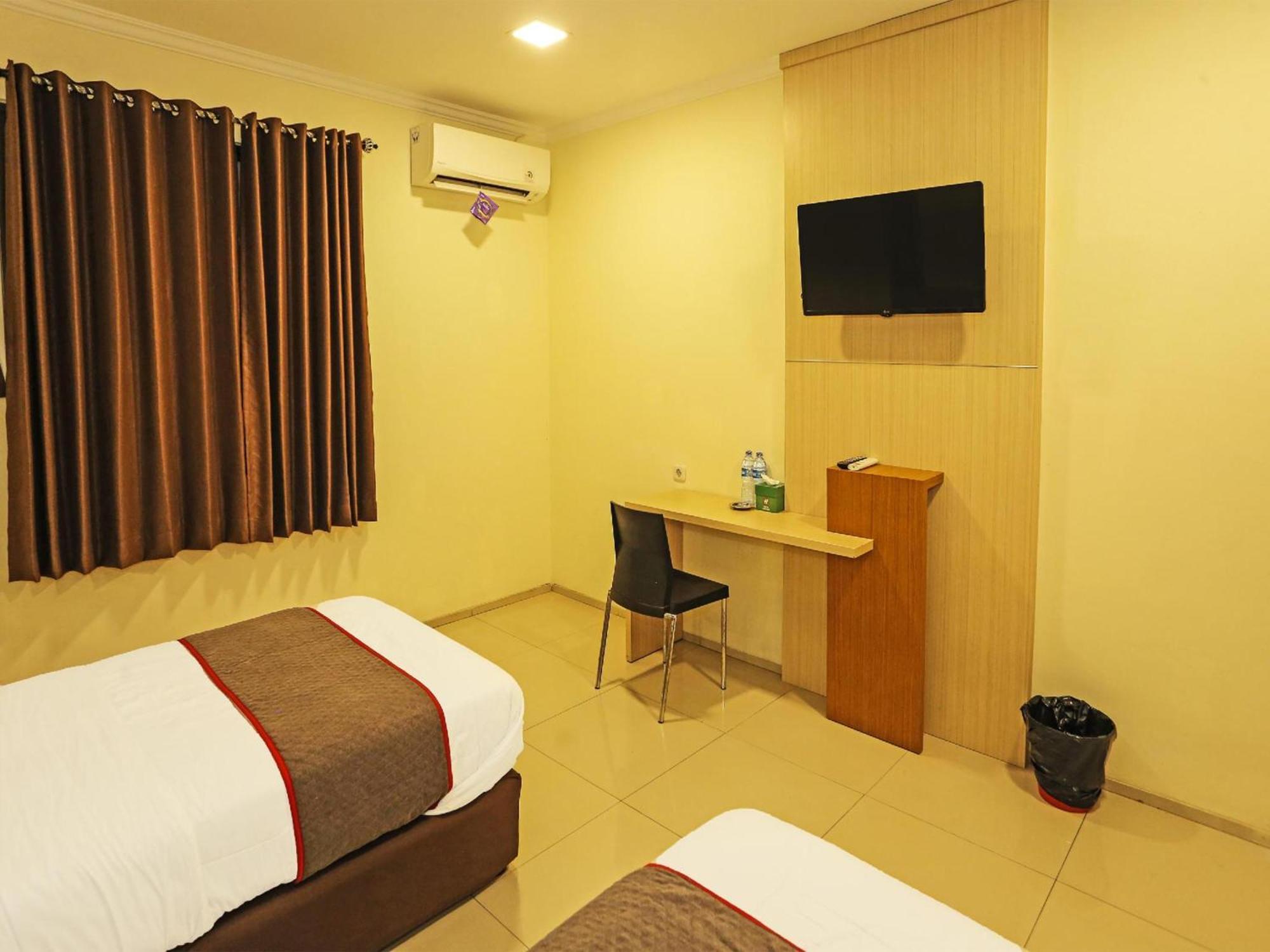 Super Oyo Townhouse Oak Hotel Fiducia سيربونغ المظهر الخارجي الصورة