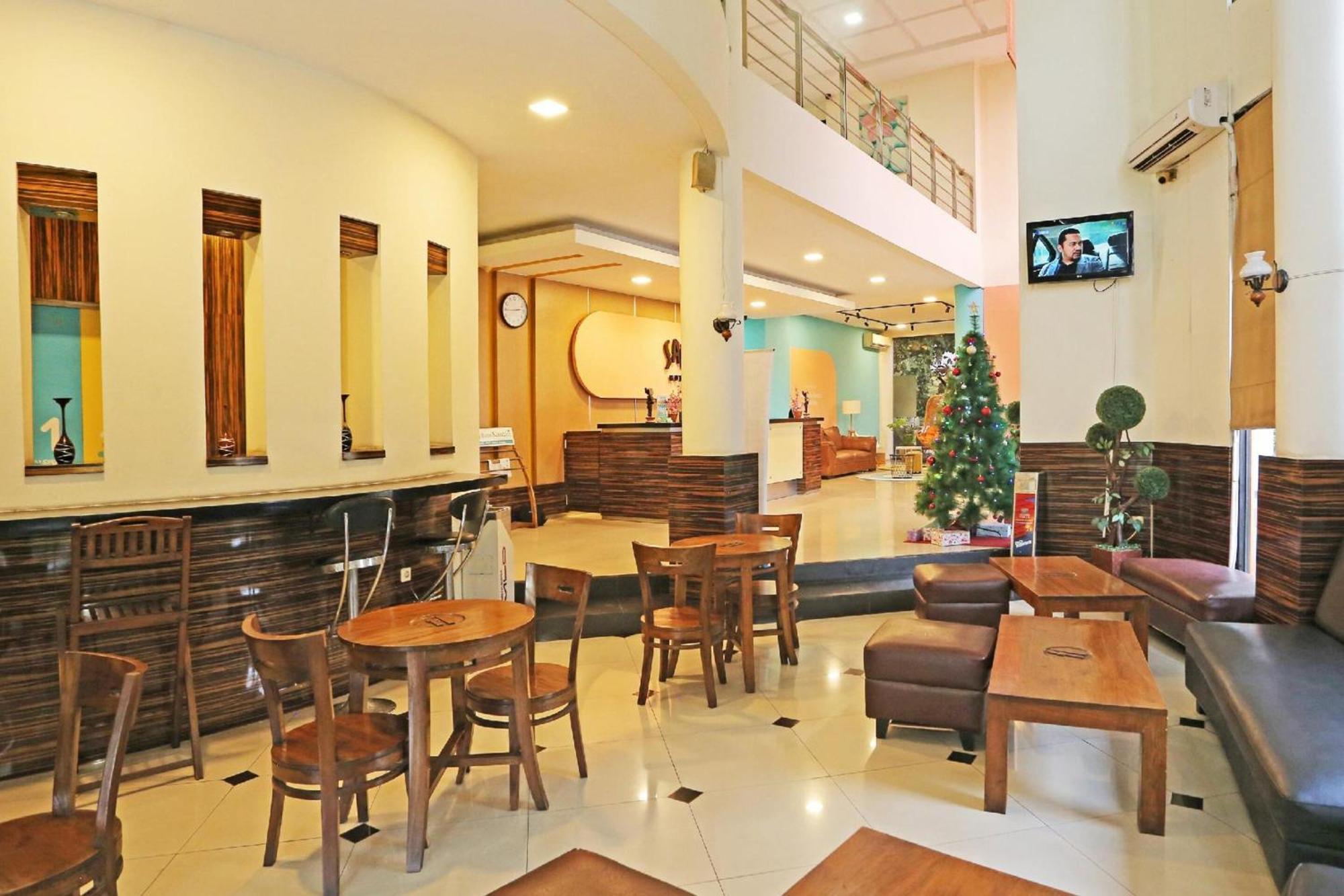 Super Oyo Townhouse Oak Hotel Fiducia سيربونغ المظهر الخارجي الصورة