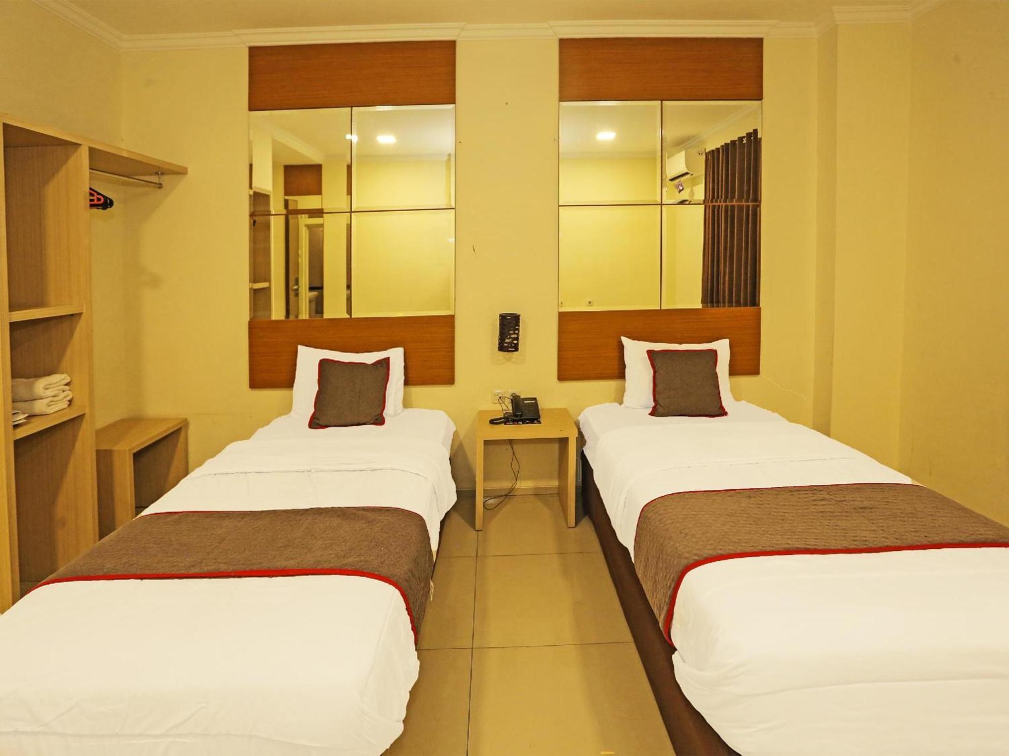 Super Oyo Townhouse Oak Hotel Fiducia سيربونغ المظهر الخارجي الصورة