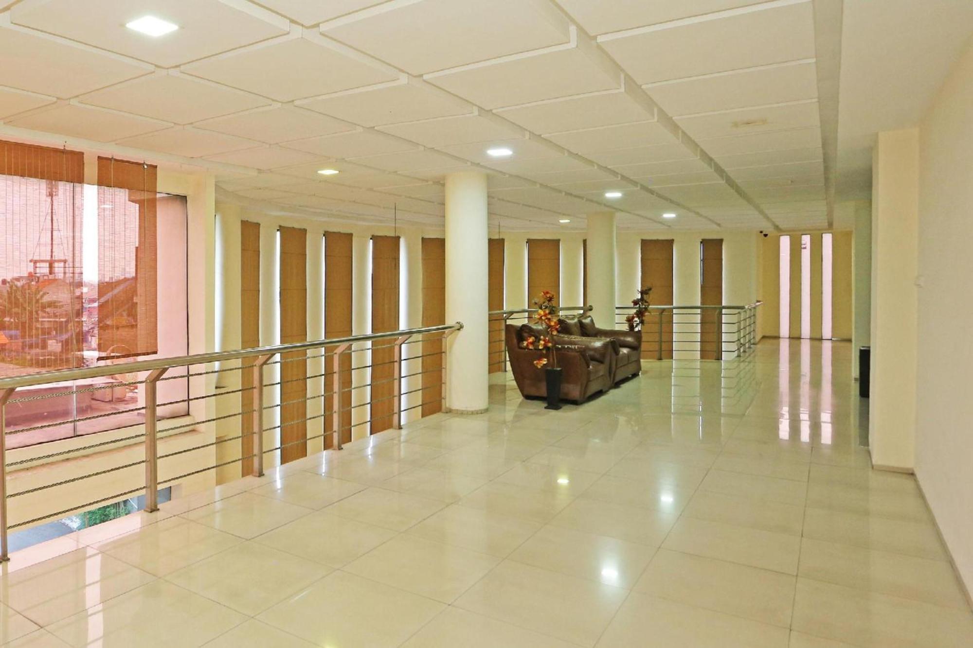 Super Oyo Townhouse Oak Hotel Fiducia سيربونغ المظهر الخارجي الصورة