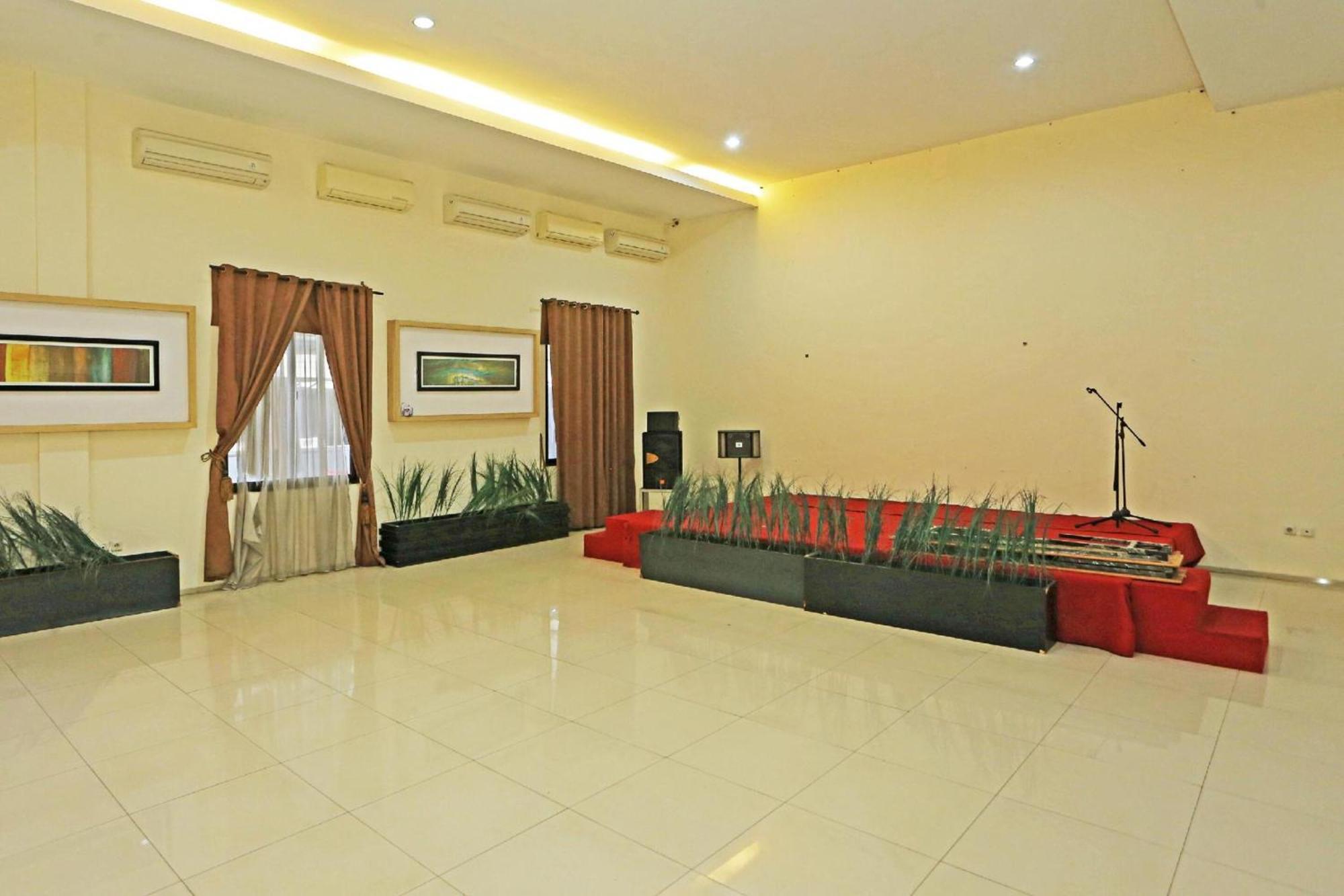 Super Oyo Townhouse Oak Hotel Fiducia سيربونغ المظهر الخارجي الصورة