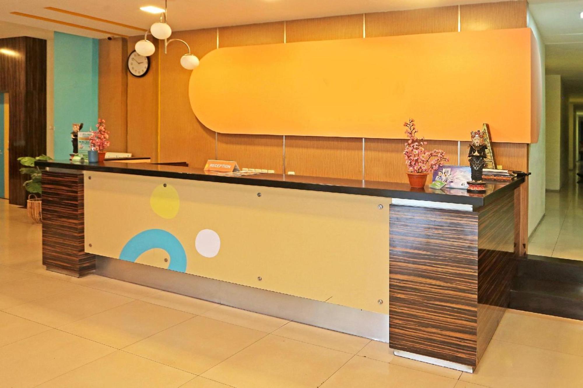 Super Oyo Townhouse Oak Hotel Fiducia سيربونغ المظهر الخارجي الصورة
