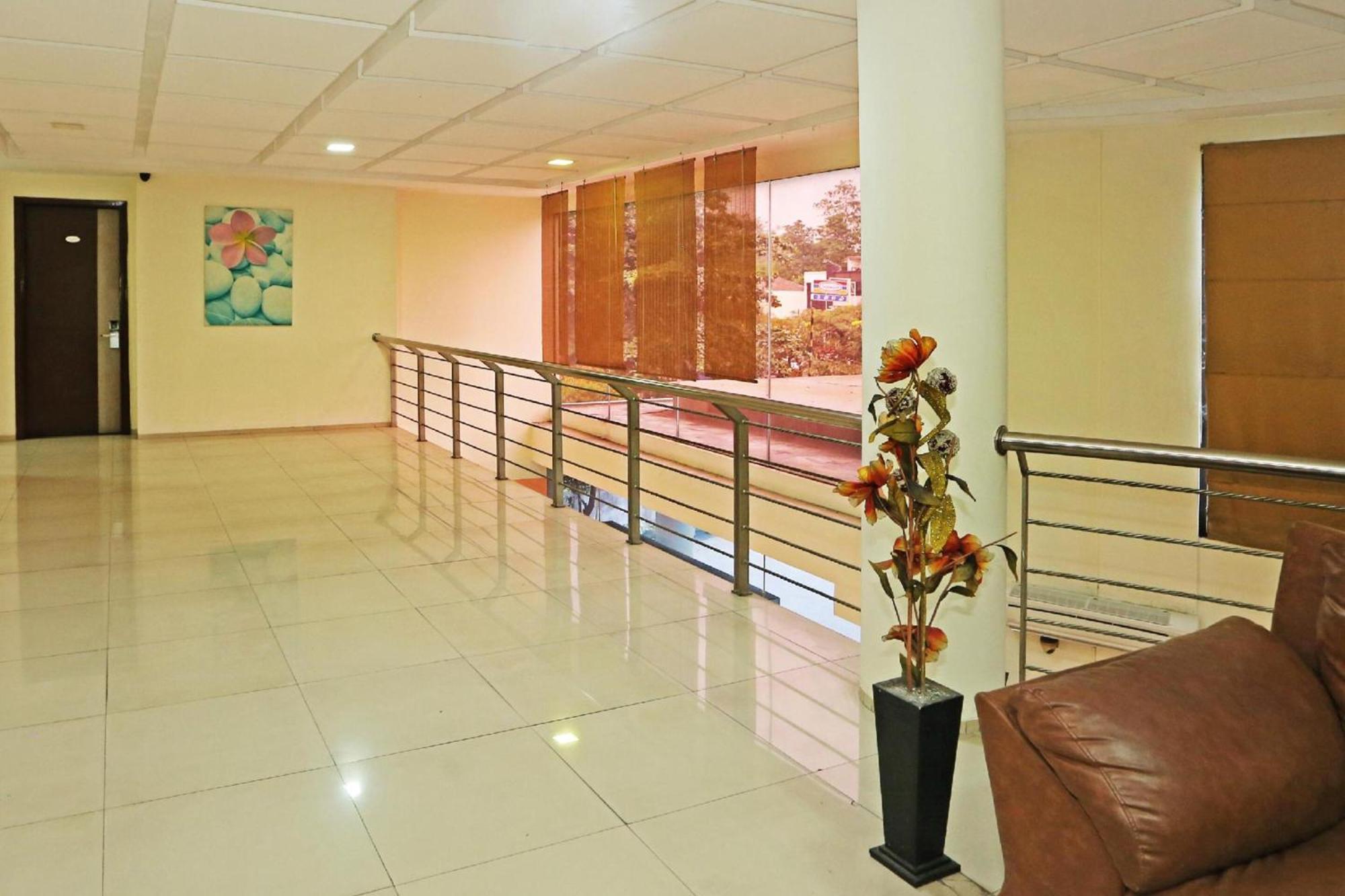 Super Oyo Townhouse Oak Hotel Fiducia سيربونغ المظهر الخارجي الصورة