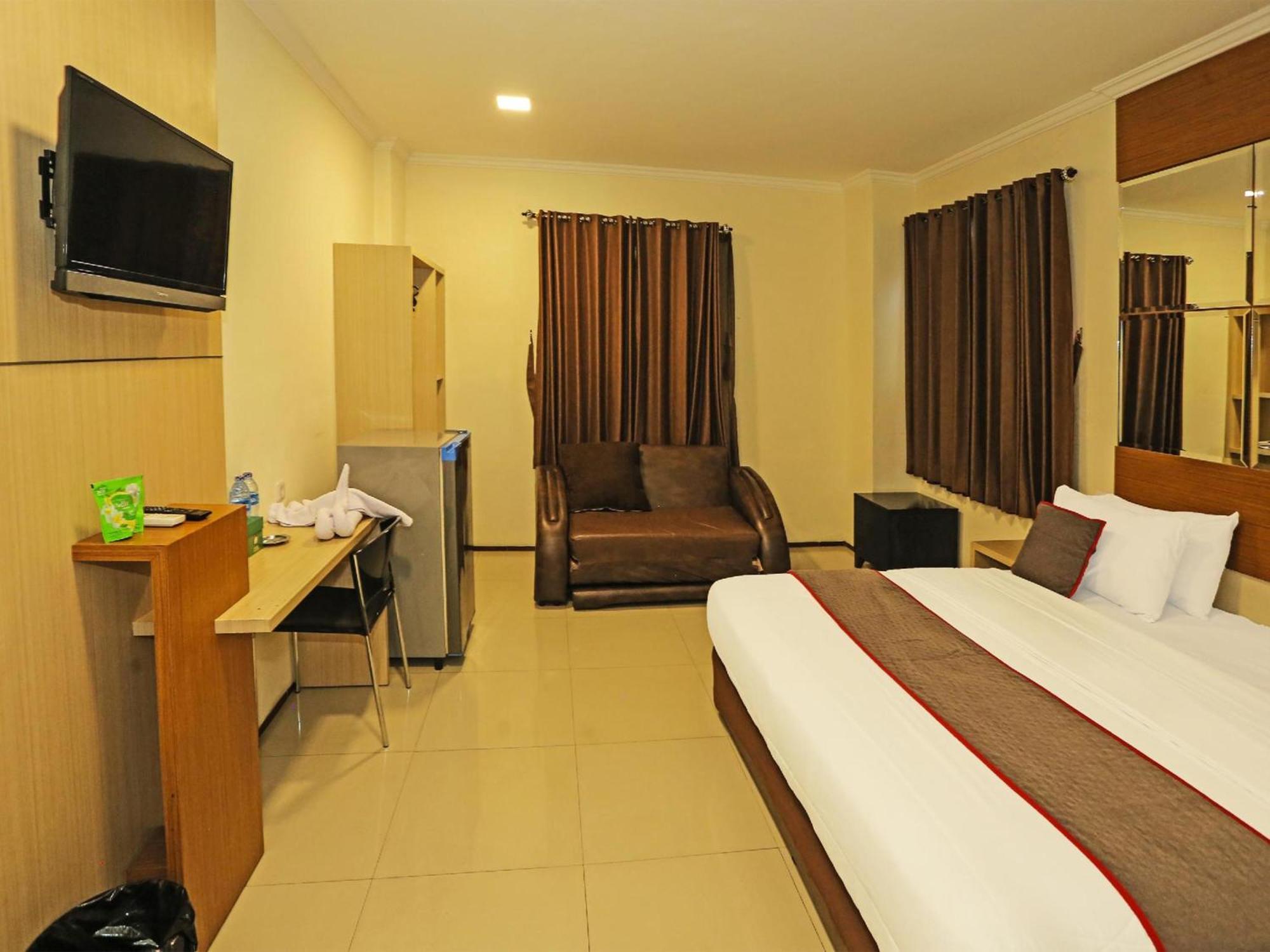 Super Oyo Townhouse Oak Hotel Fiducia سيربونغ المظهر الخارجي الصورة
