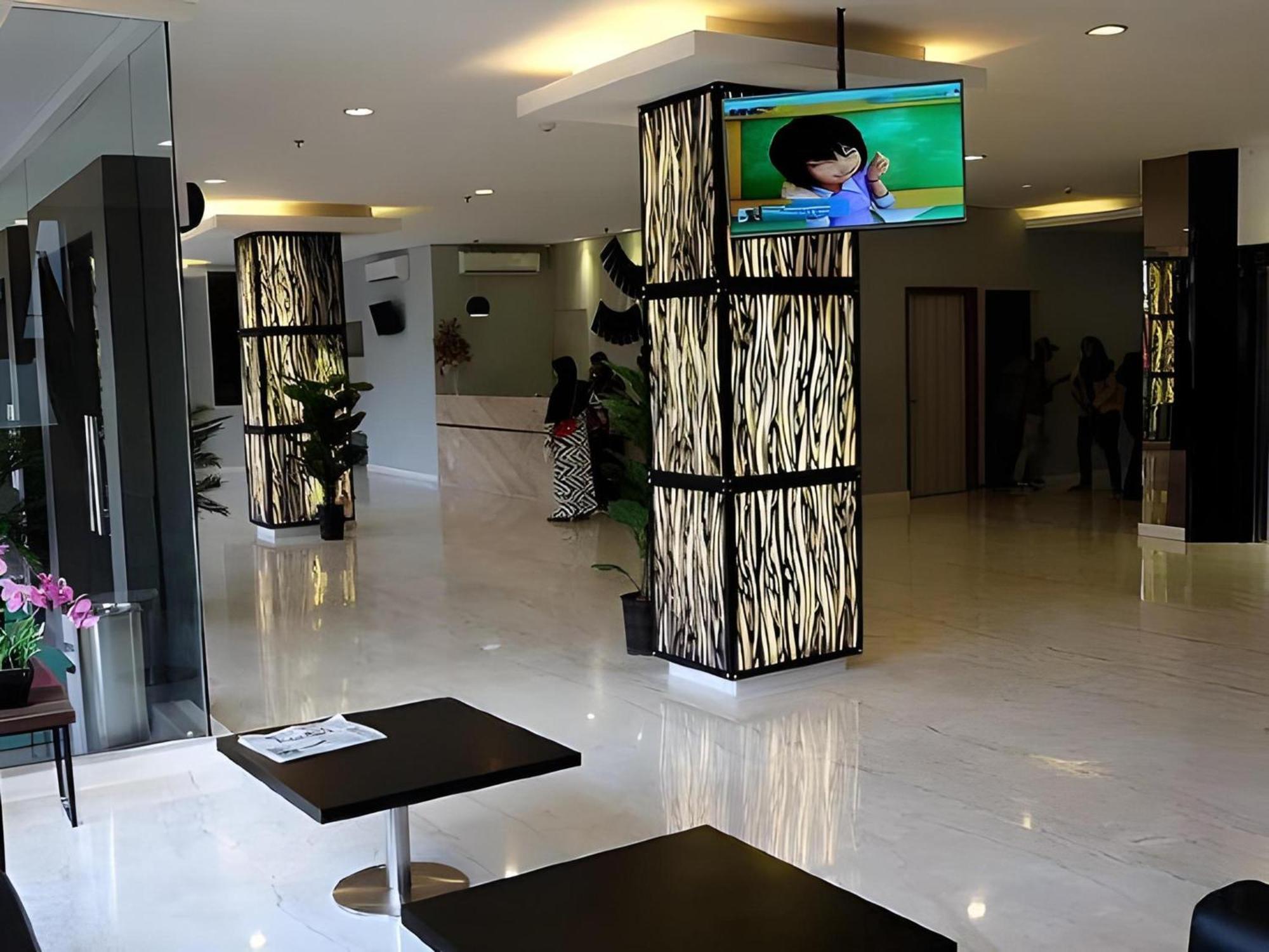 Super Oyo Townhouse Oak Hotel Fiducia سيربونغ المظهر الخارجي الصورة