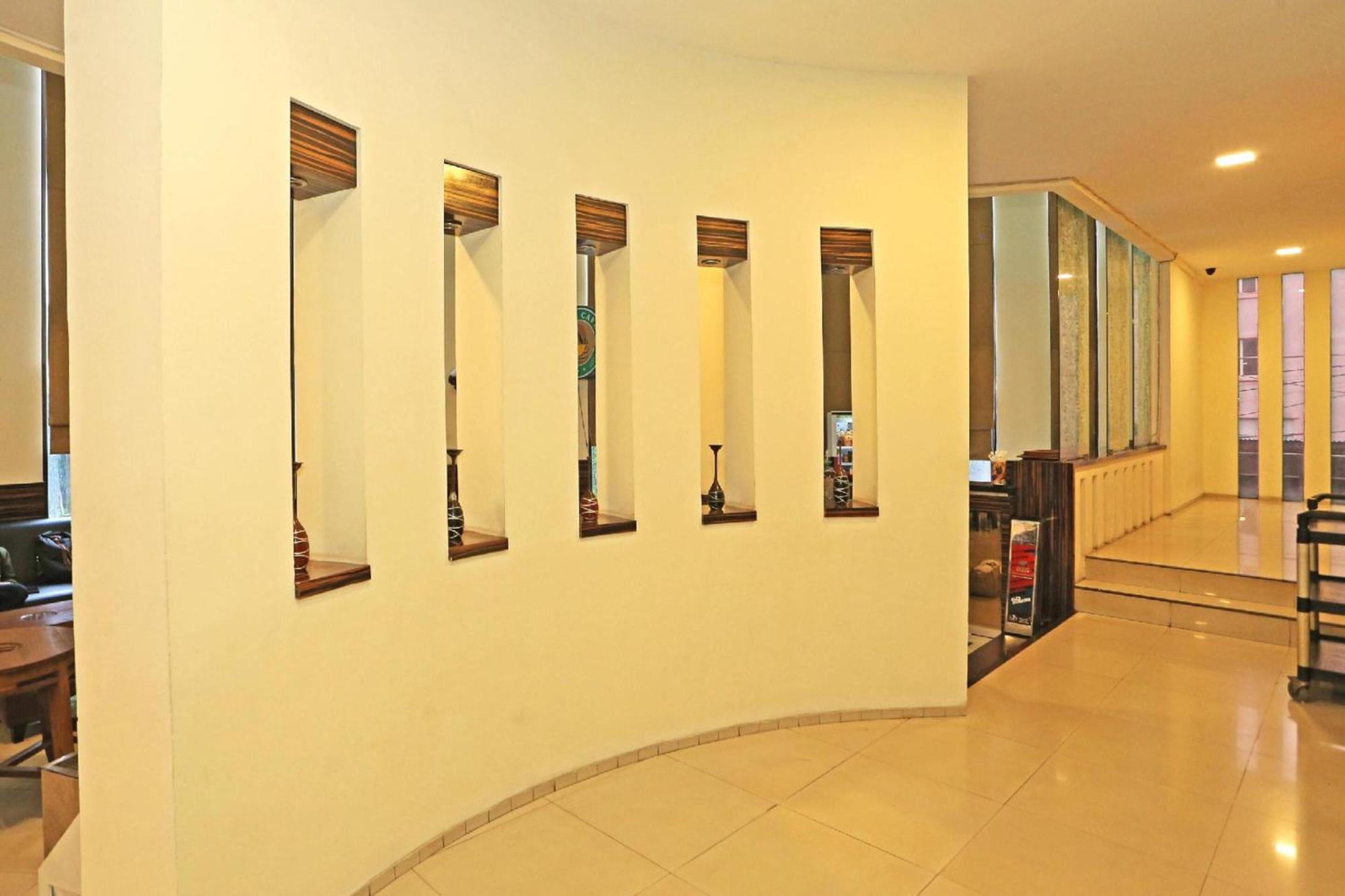 Super Oyo Townhouse Oak Hotel Fiducia سيربونغ المظهر الخارجي الصورة