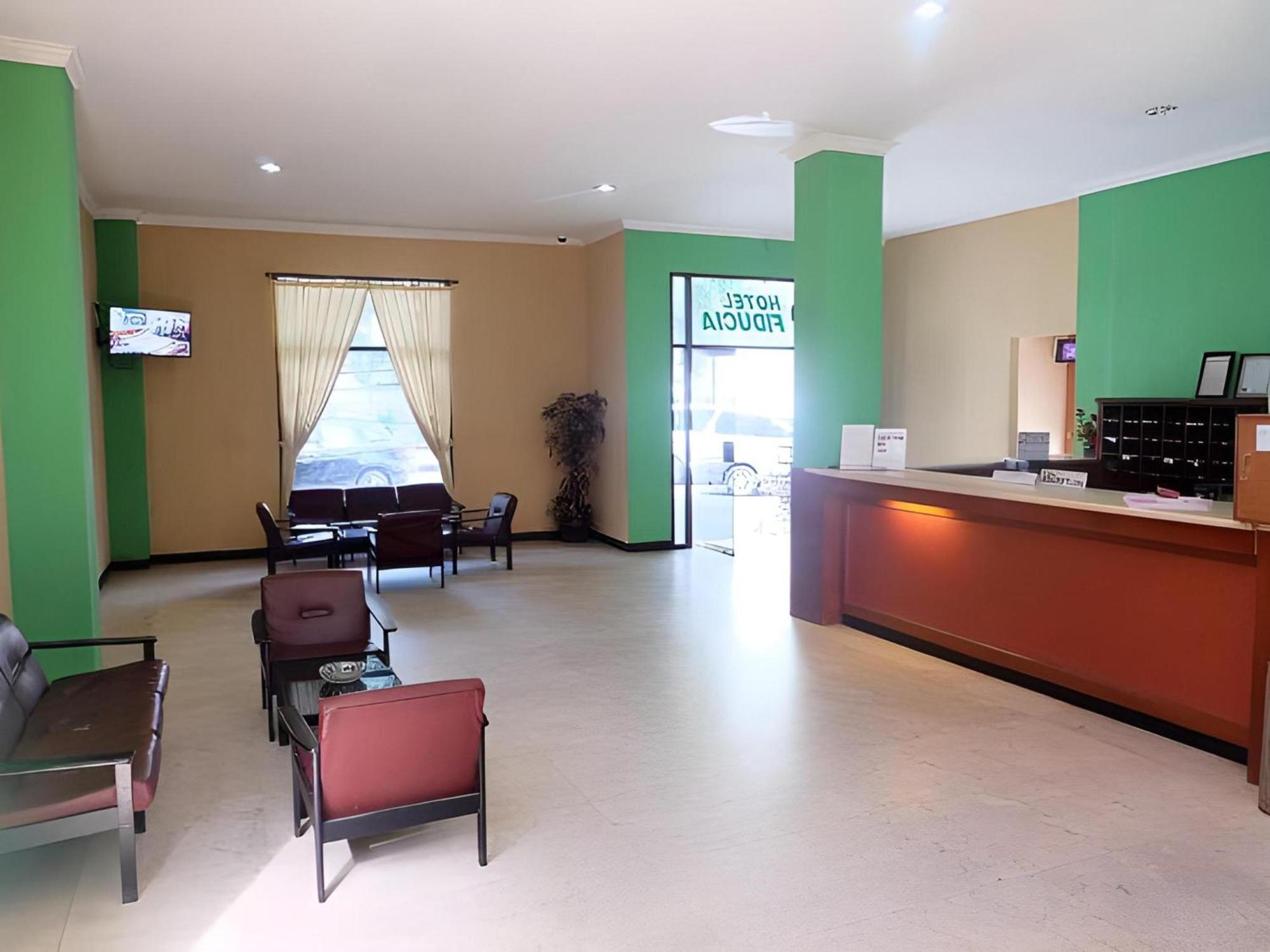 Super Oyo Townhouse Oak Hotel Fiducia سيربونغ المظهر الخارجي الصورة