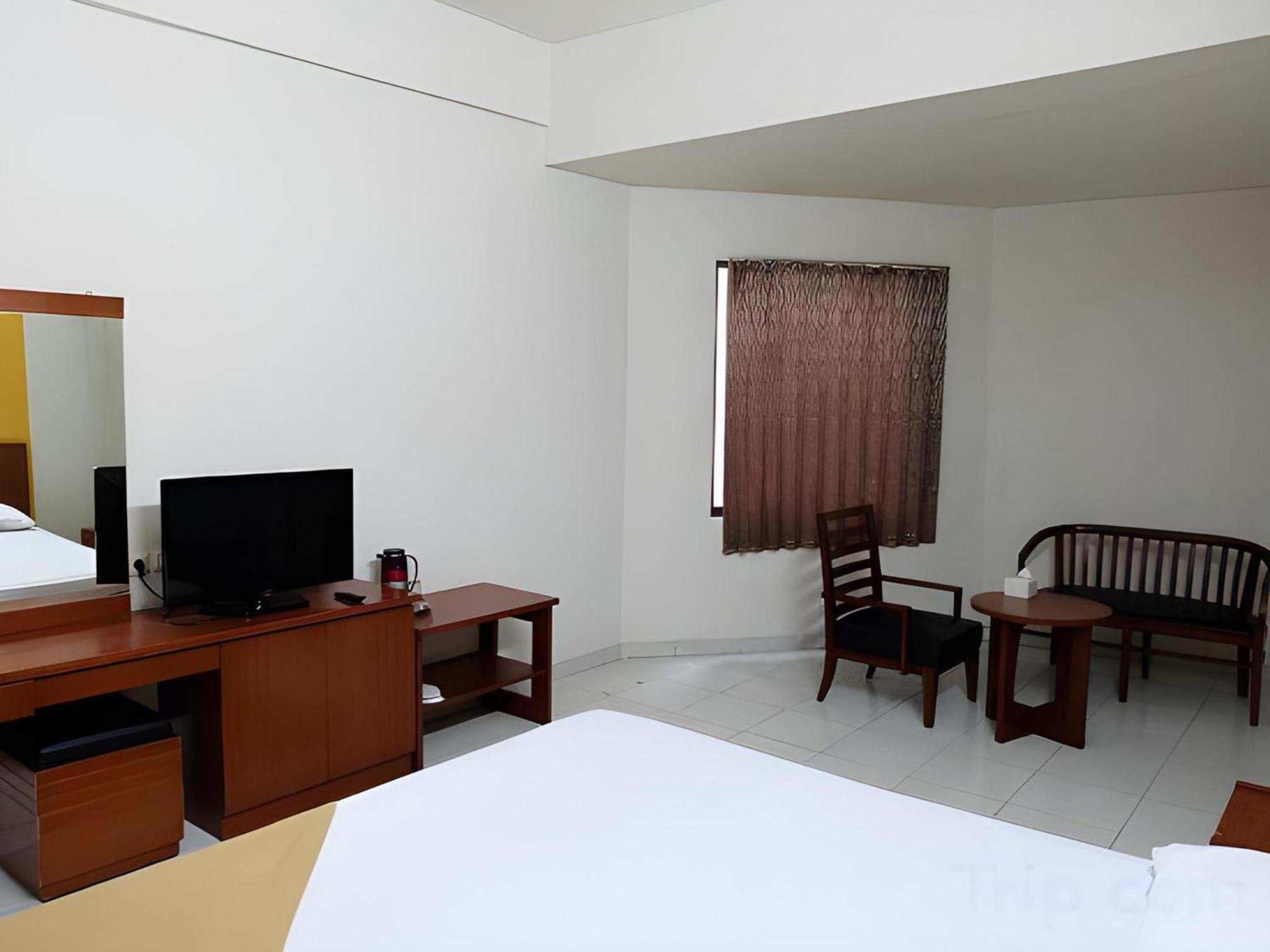 Super Oyo Townhouse Oak Hotel Fiducia سيربونغ المظهر الخارجي الصورة