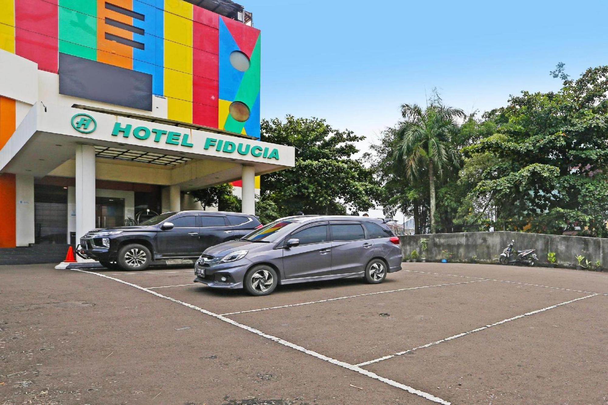 Super Oyo Townhouse Oak Hotel Fiducia سيربونغ المظهر الخارجي الصورة