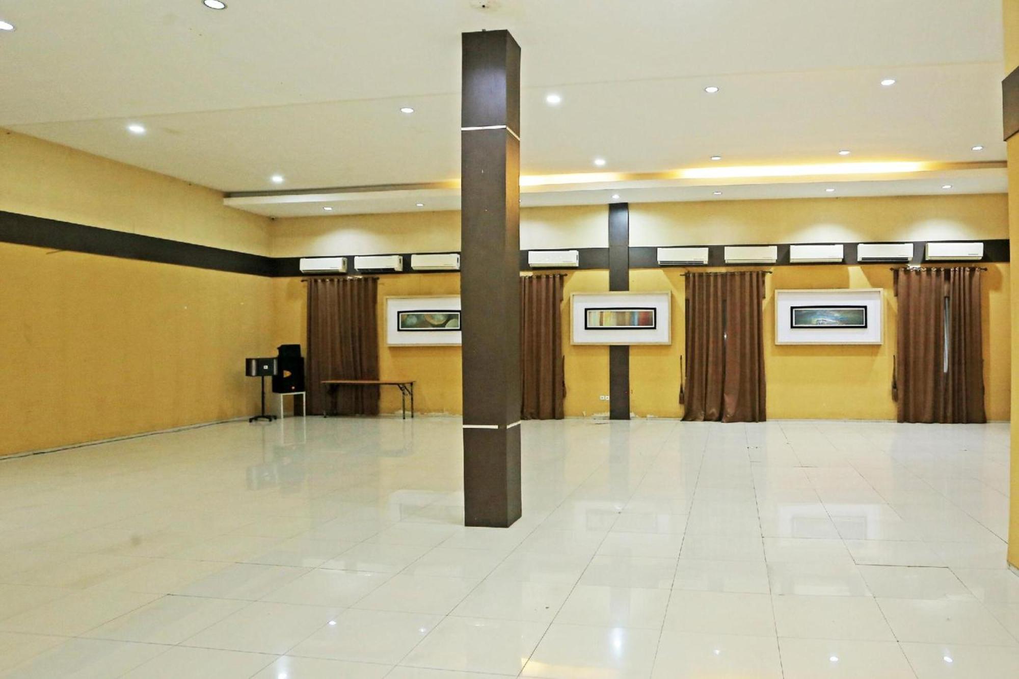 Super Oyo Townhouse Oak Hotel Fiducia سيربونغ المظهر الخارجي الصورة