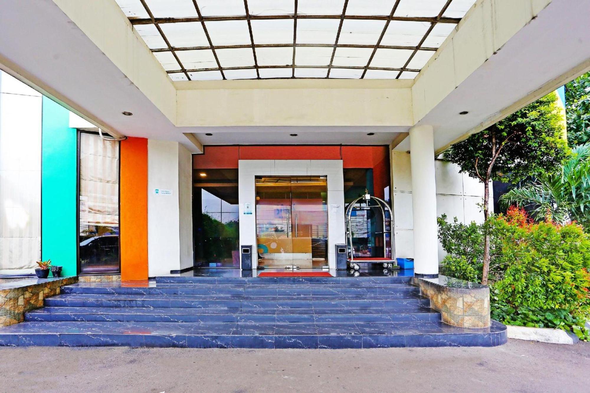 Super Oyo Townhouse Oak Hotel Fiducia سيربونغ المظهر الخارجي الصورة