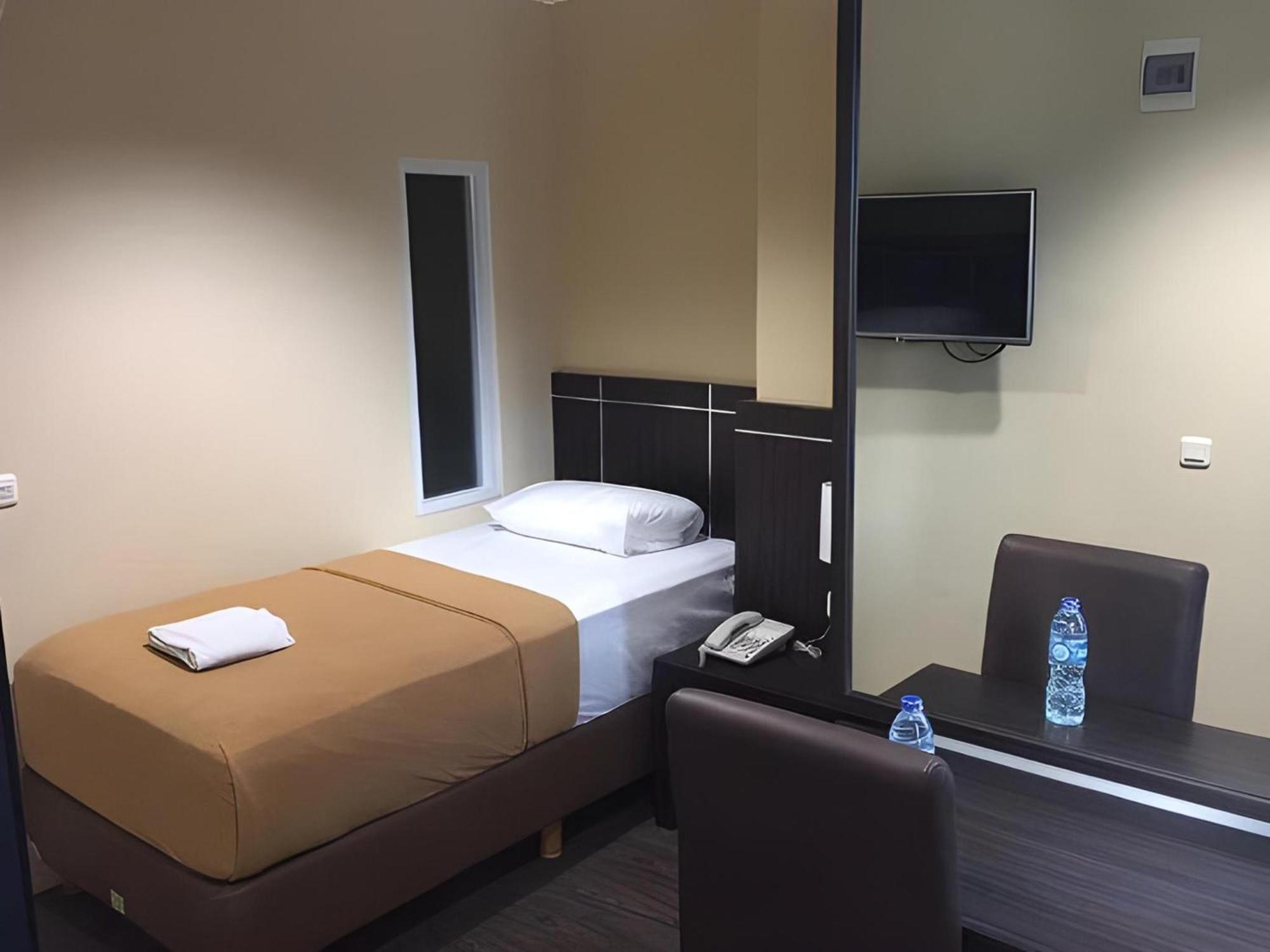 Super Oyo Townhouse Oak Hotel Fiducia سيربونغ المظهر الخارجي الصورة