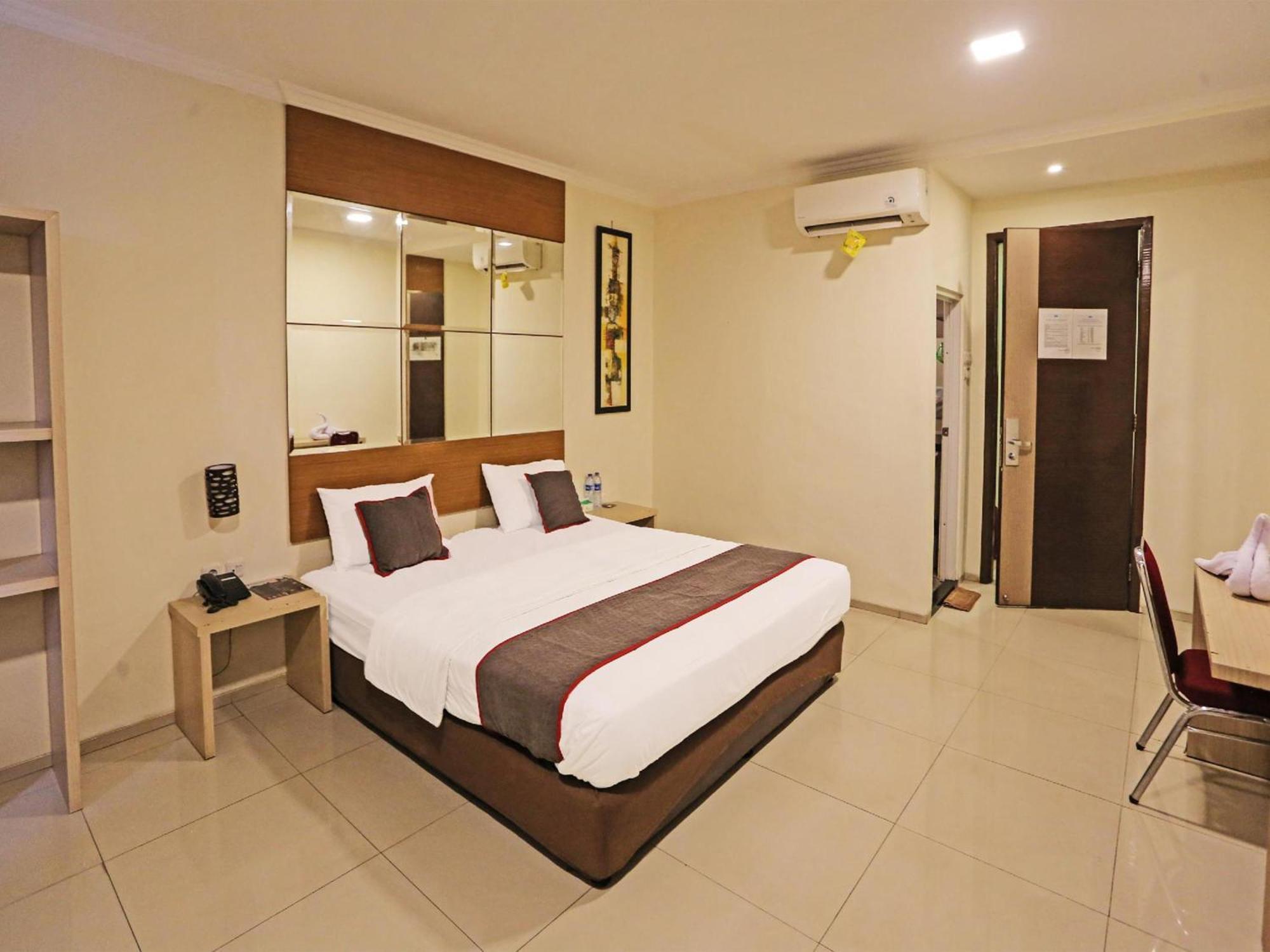 Super Oyo Townhouse Oak Hotel Fiducia سيربونغ المظهر الخارجي الصورة