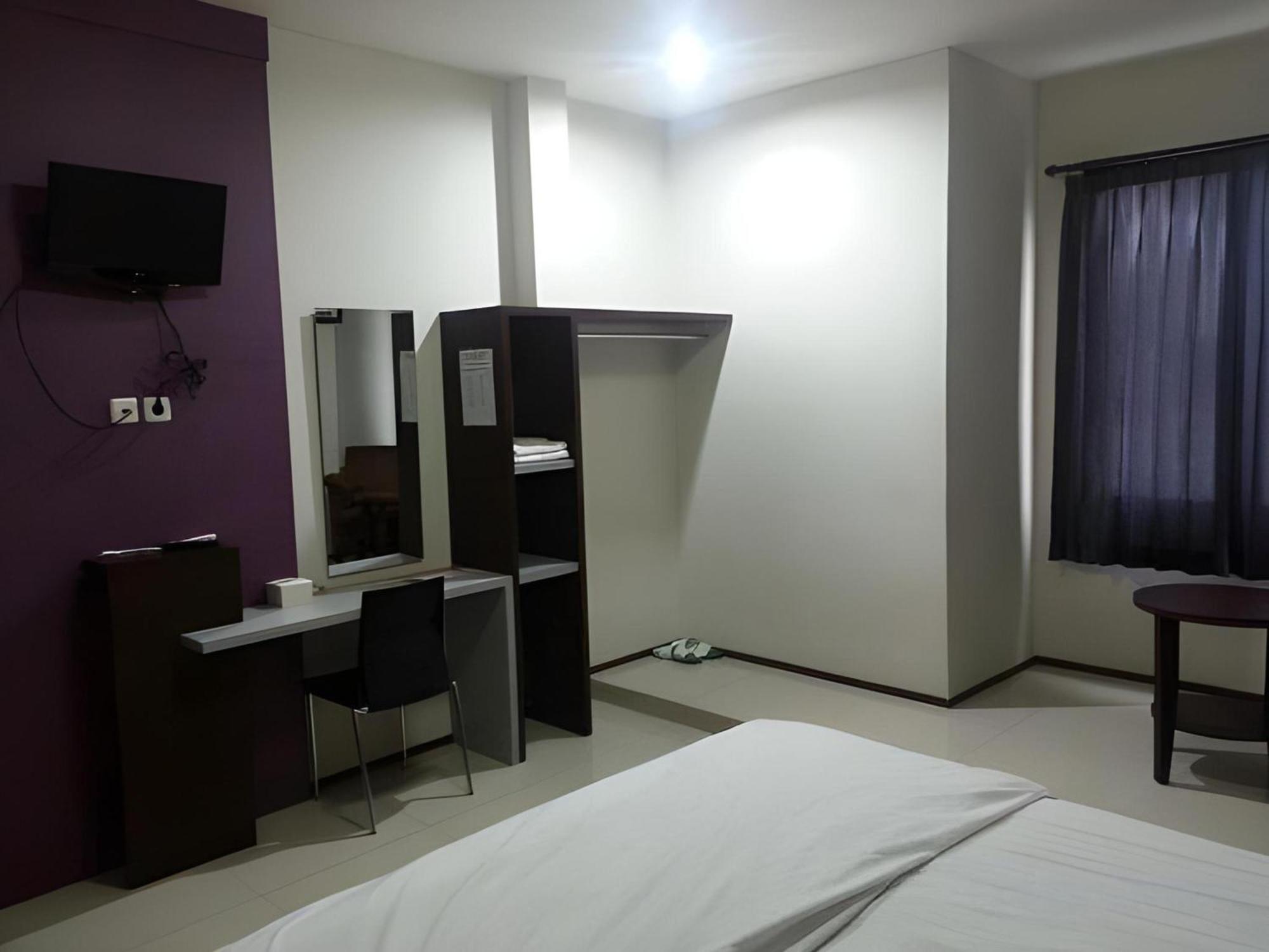 Super Oyo Townhouse Oak Hotel Fiducia سيربونغ المظهر الخارجي الصورة