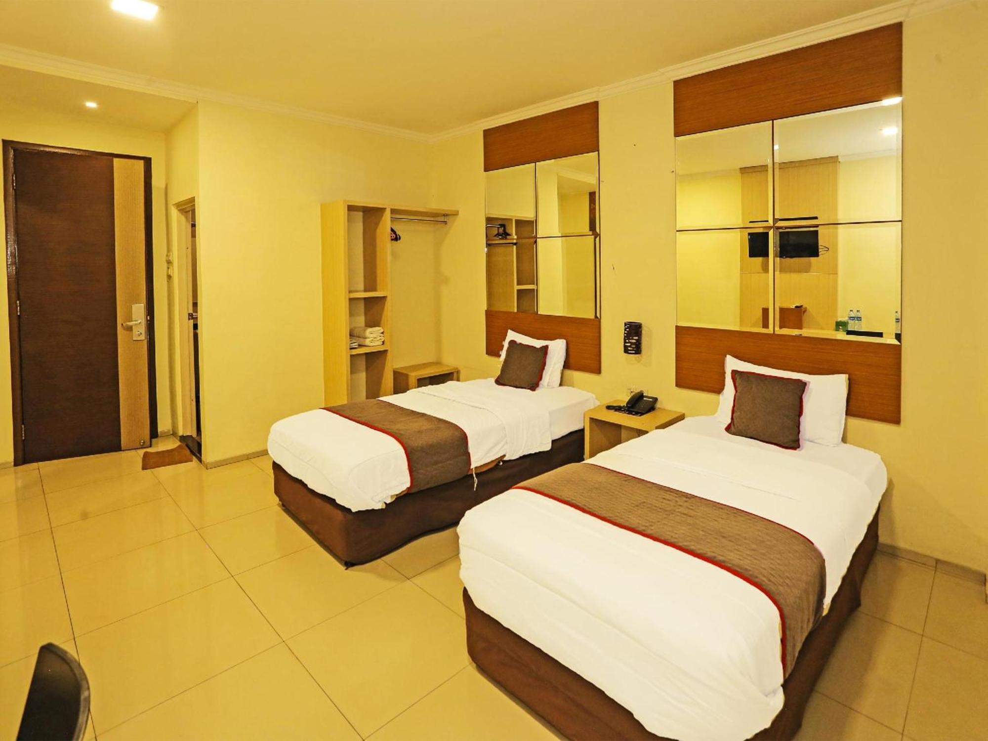 Super Oyo Townhouse Oak Hotel Fiducia سيربونغ المظهر الخارجي الصورة