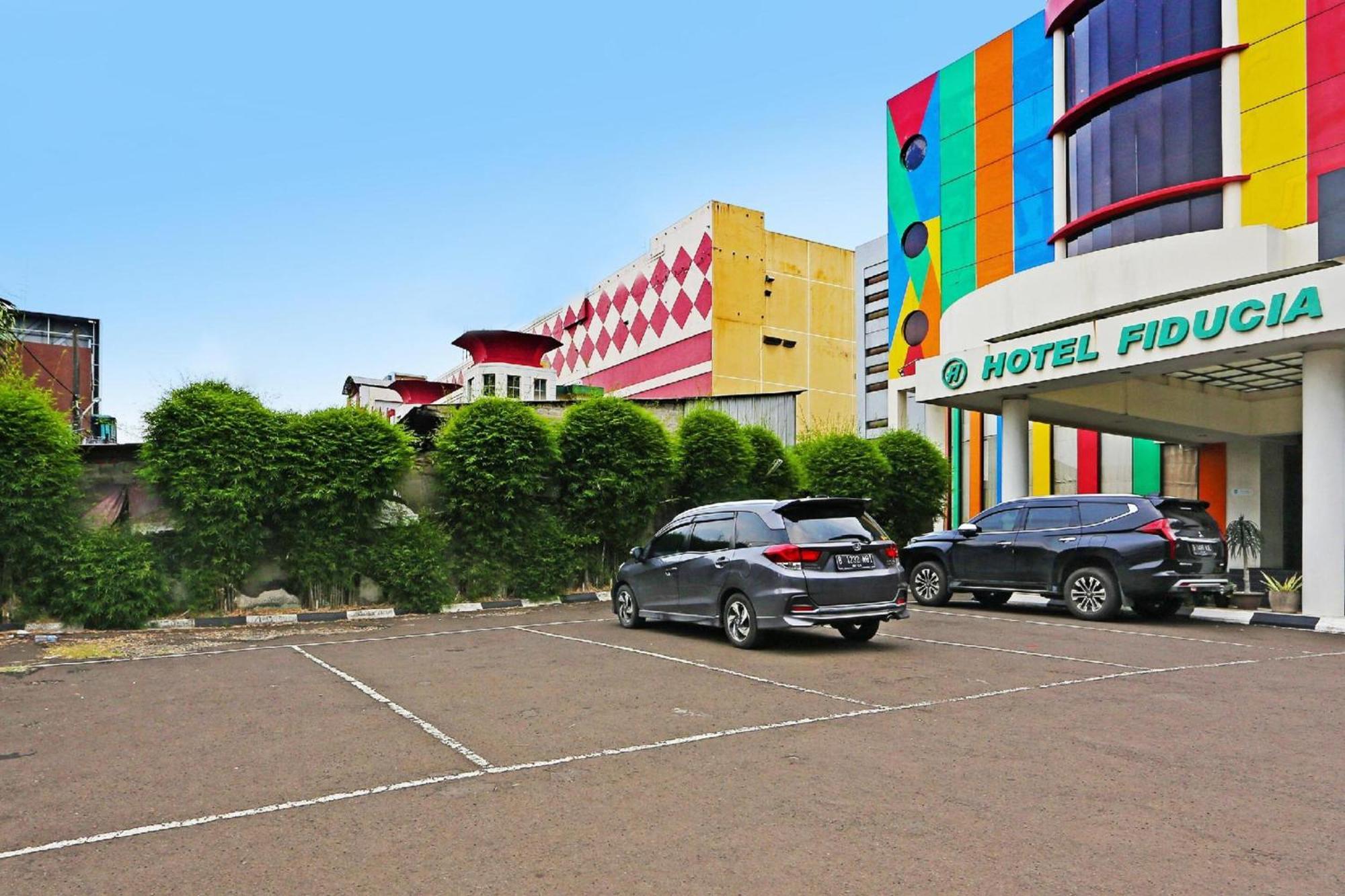 Super Oyo Townhouse Oak Hotel Fiducia سيربونغ المظهر الخارجي الصورة