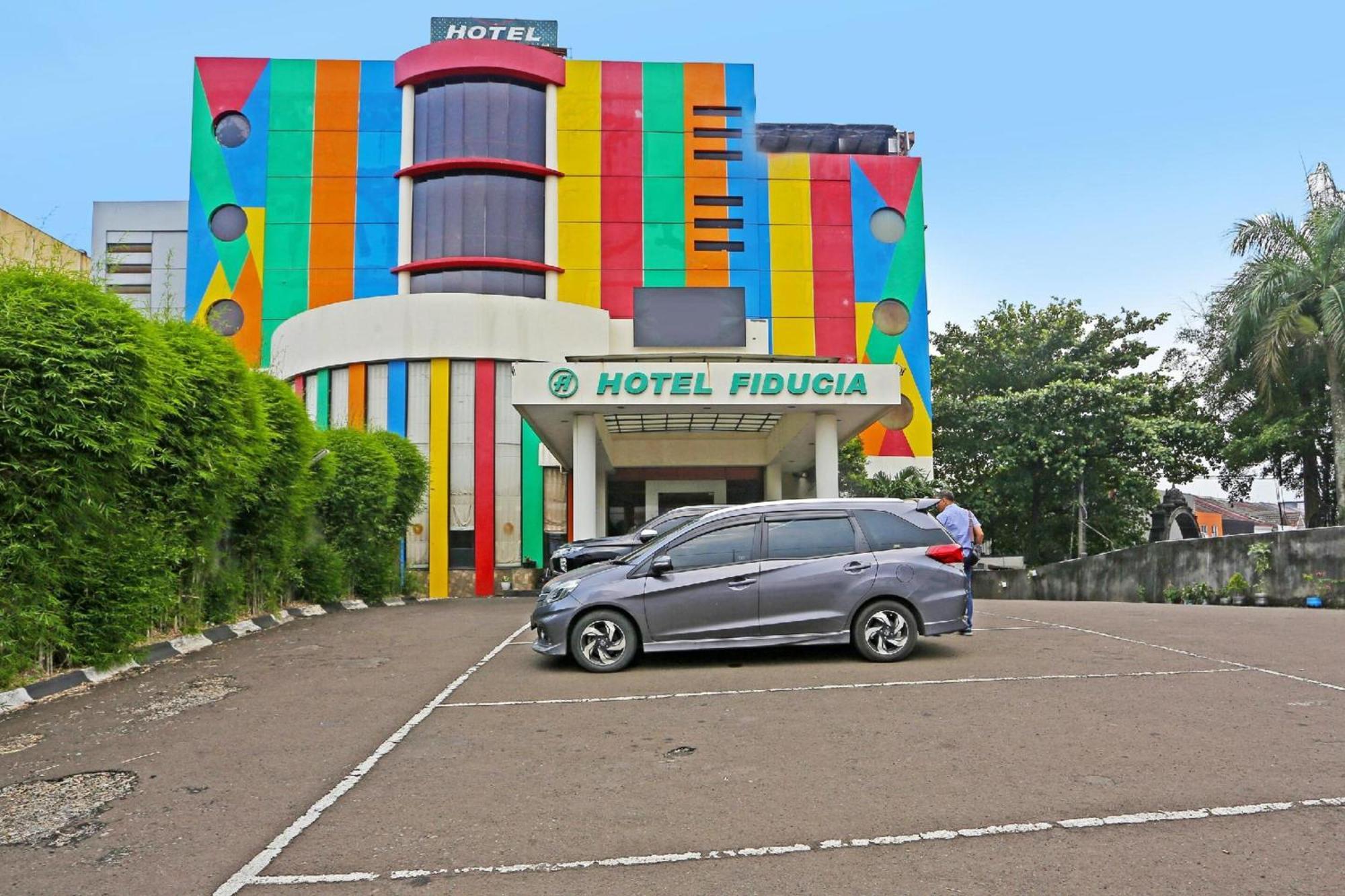 Super Oyo Townhouse Oak Hotel Fiducia سيربونغ المظهر الخارجي الصورة