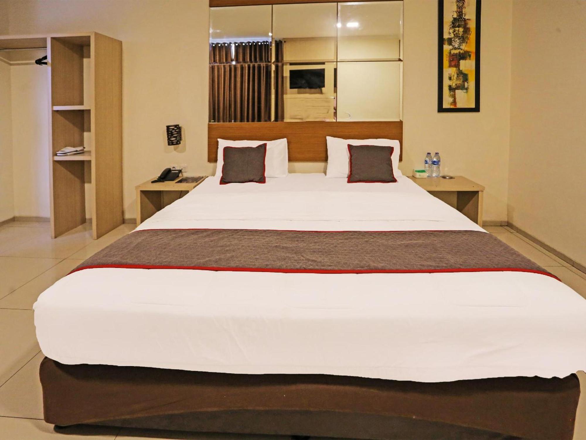 Super Oyo Townhouse Oak Hotel Fiducia سيربونغ المظهر الخارجي الصورة