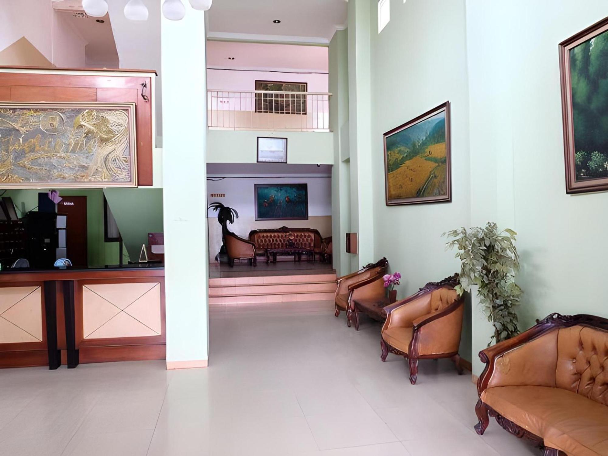 Super Oyo Townhouse Oak Hotel Fiducia سيربونغ المظهر الخارجي الصورة