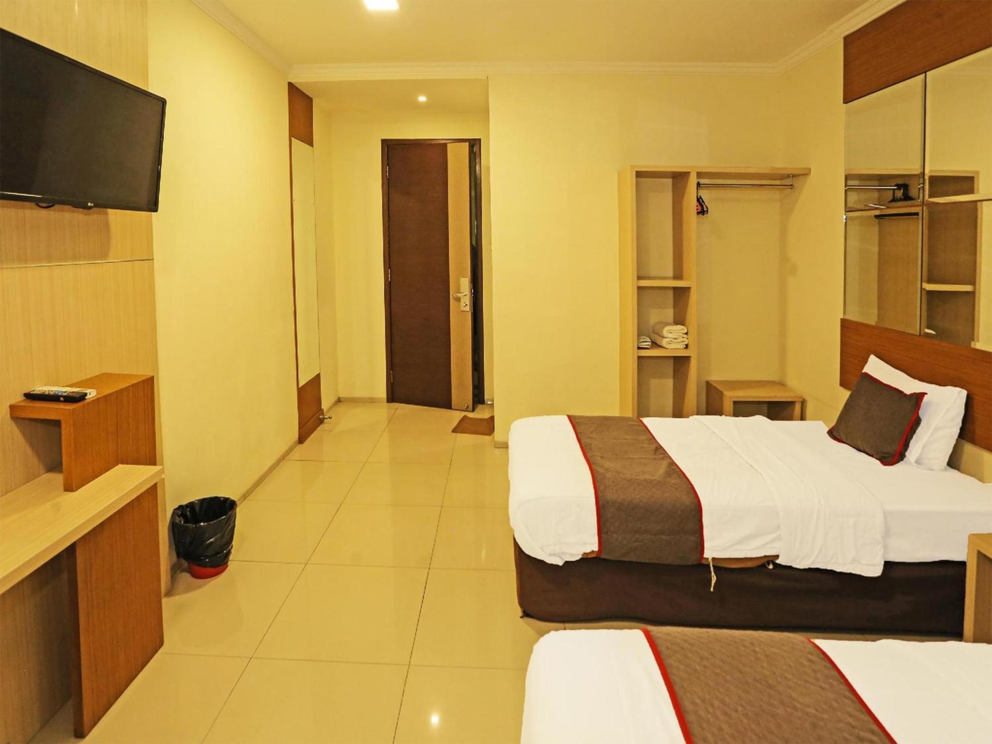 Super Oyo Townhouse Oak Hotel Fiducia سيربونغ المظهر الخارجي الصورة