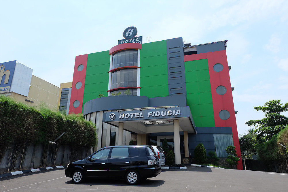 Super Oyo Townhouse Oak Hotel Fiducia سيربونغ المظهر الخارجي الصورة