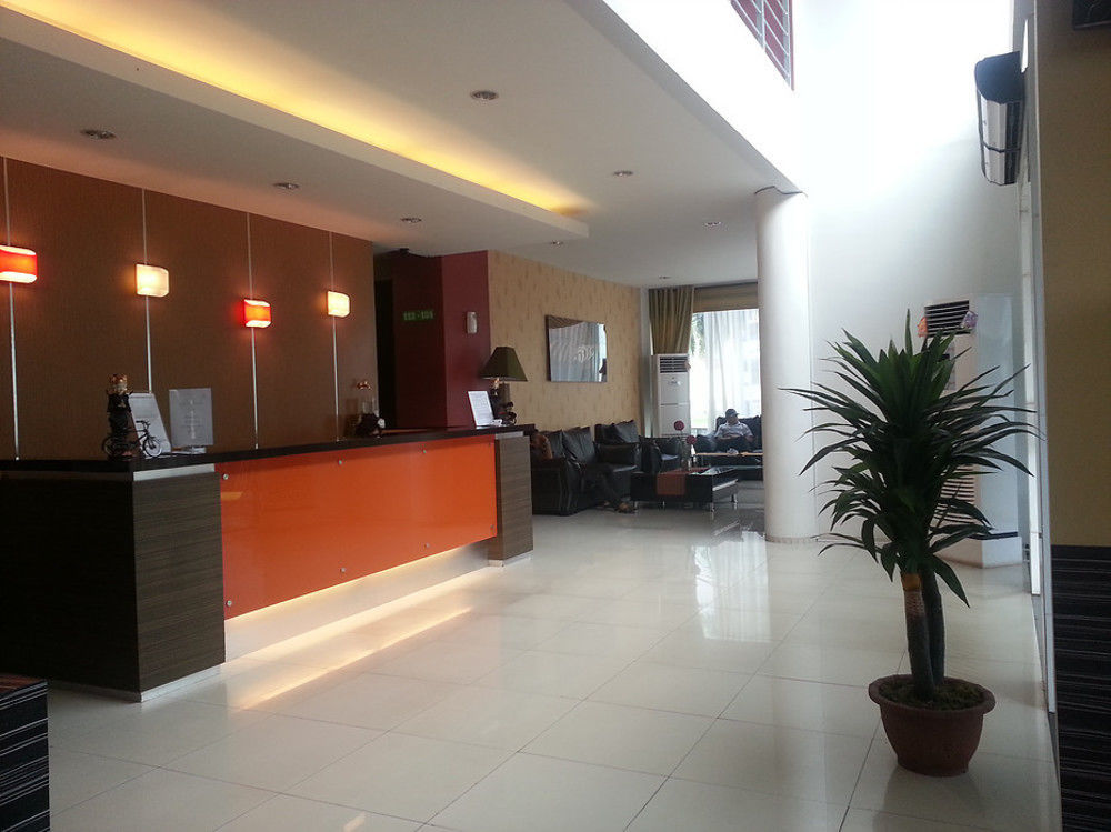 Super Oyo Townhouse Oak Hotel Fiducia سيربونغ المظهر الخارجي الصورة