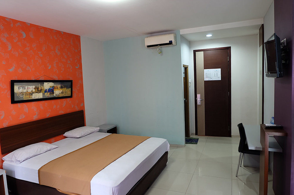 Super Oyo Townhouse Oak Hotel Fiducia سيربونغ المظهر الخارجي الصورة